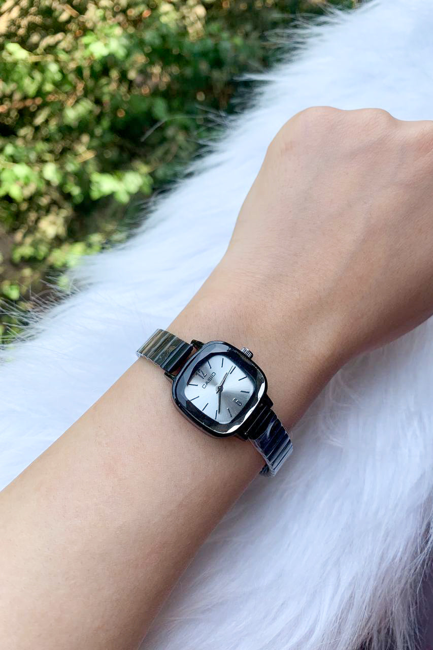 Vintage-Style Silver & Black Watch with Faceted Crystal